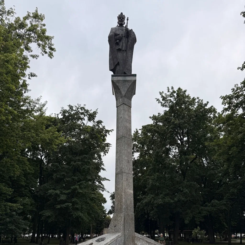 Pomnik Zygmunta II Augusta w parku w centrum Augustowa