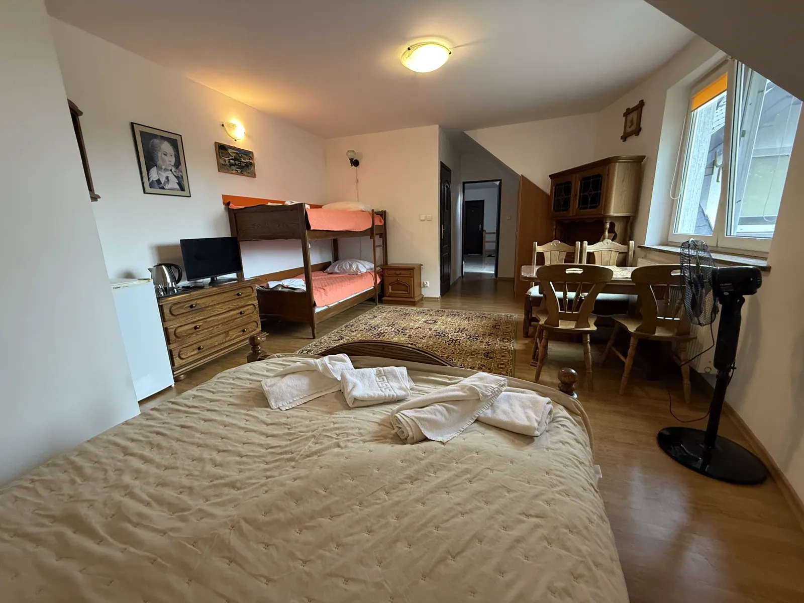 Pokój 4-osobowy #1 w VITA Augustów — łóżko małżeńskie i piętrowe