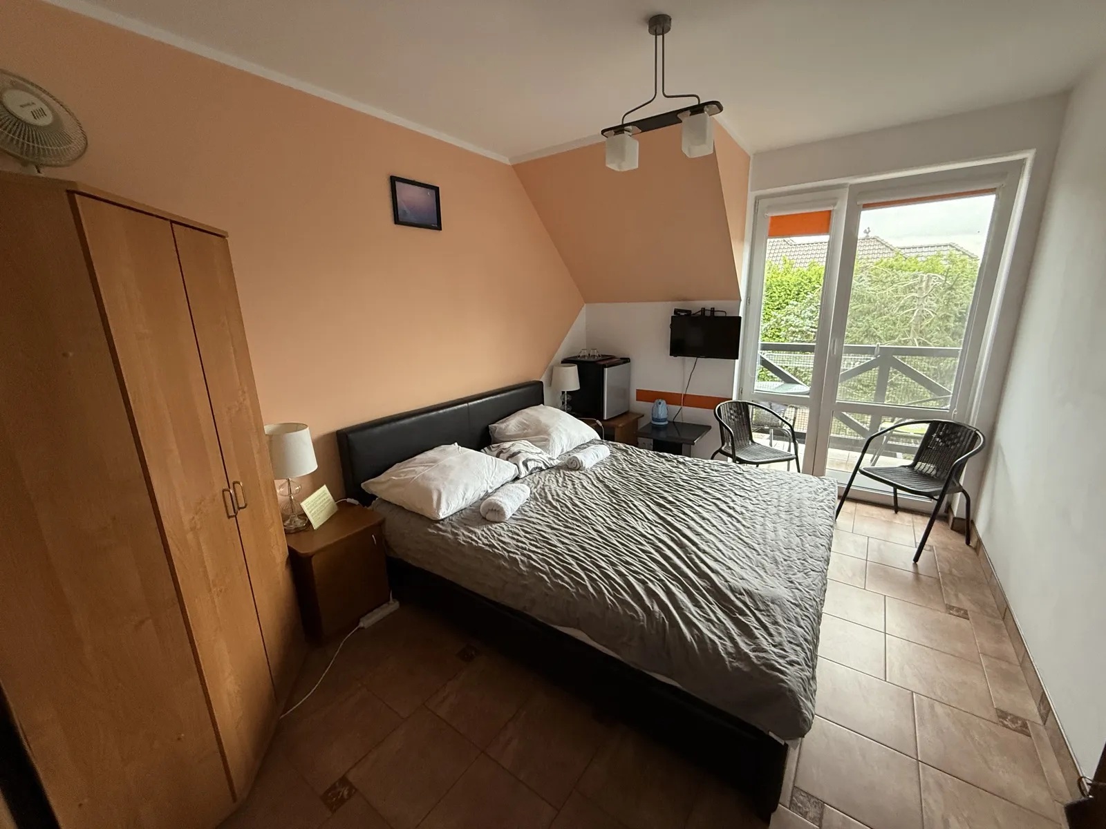 Pokój 2-osobowy #19 w VITA Augustów — duże łóżko małżeńskie z balkonem