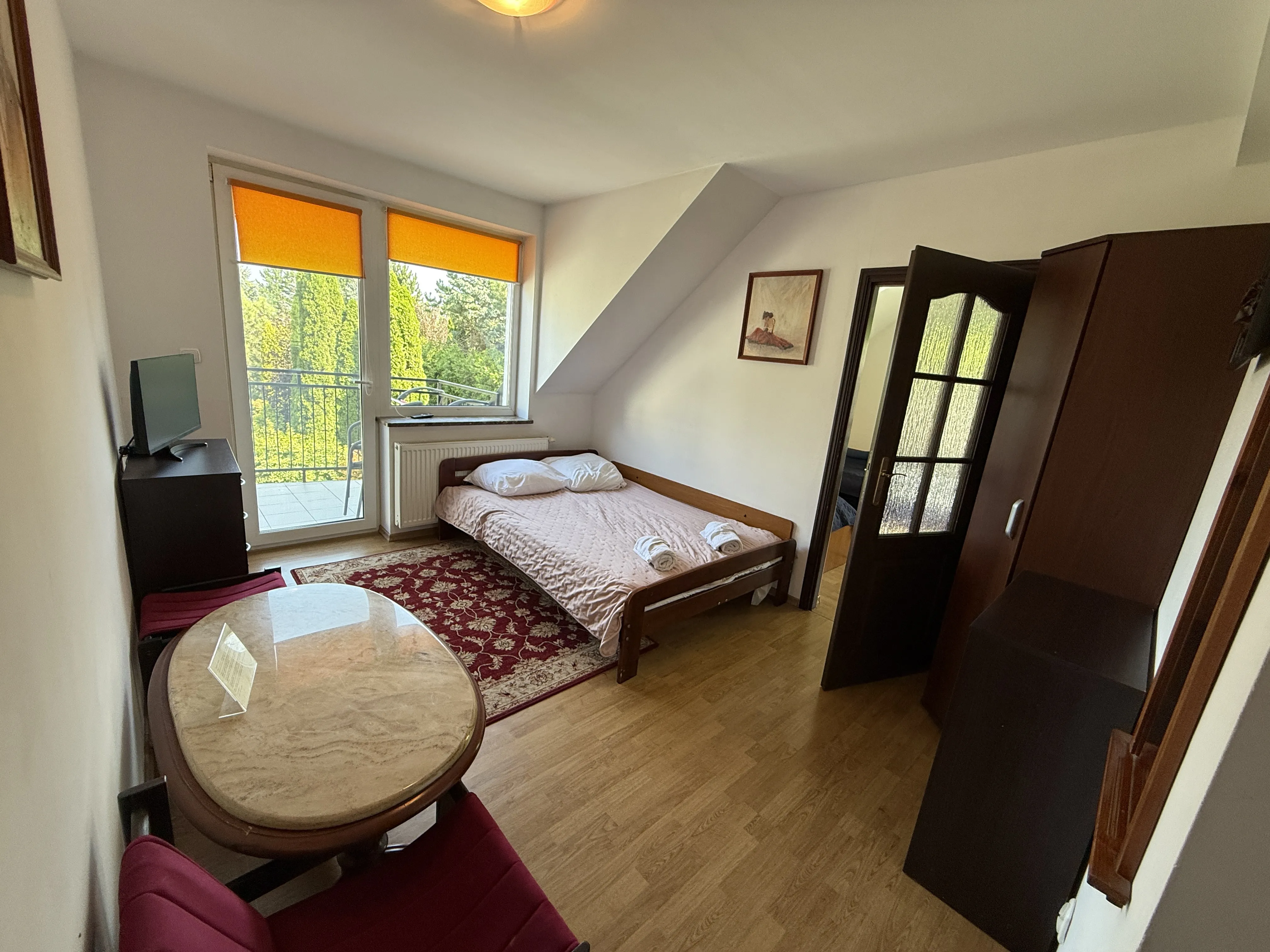 Pokój 5-osobowy #3 w VITA Augustów — salon z balkonem i widokiem na jezioro